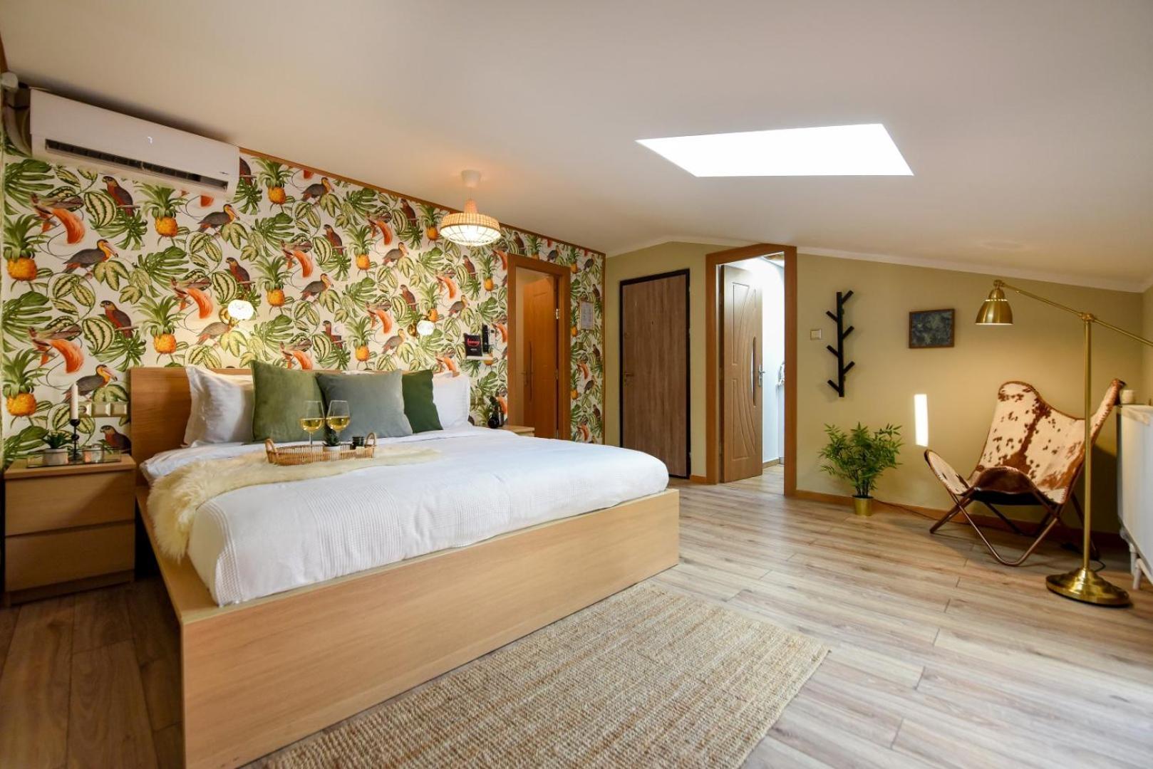 Historic Charm, Modern Comfort - Accommodation In The Heart Of The Old Town Bukarest Zimmer foto