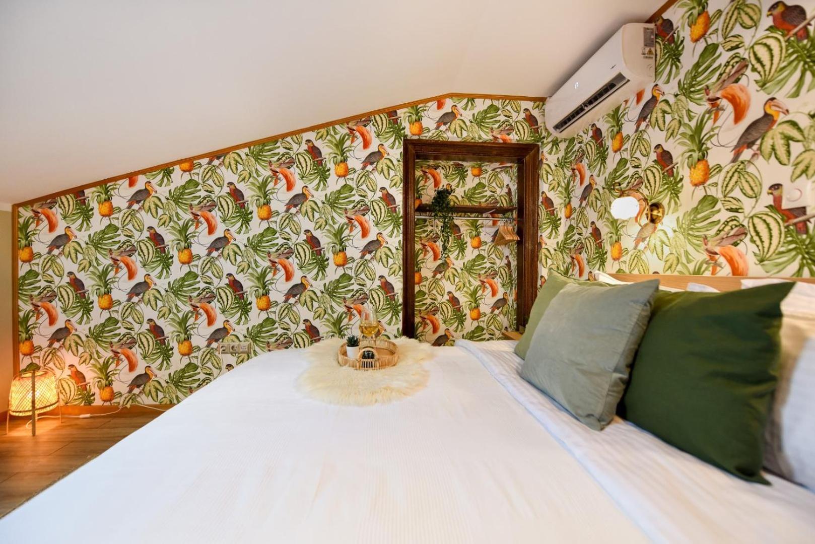Historic Charm, Modern Comfort - Accommodation In The Heart Of The Old Town Bukarest Zimmer foto