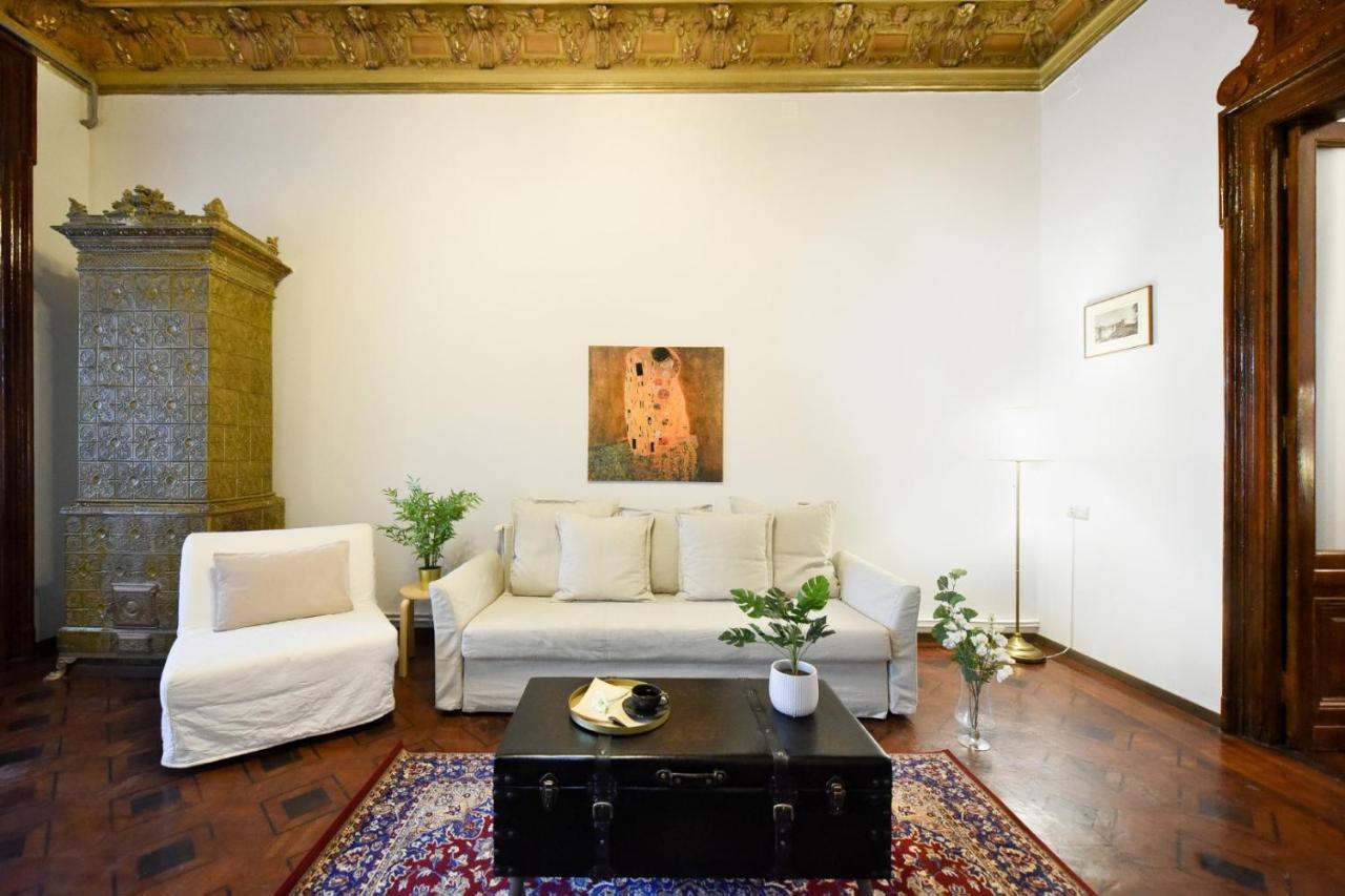Historic Charm, Modern Comfort - Accommodation In The Heart Of The Old Town Bukarest Exterior foto