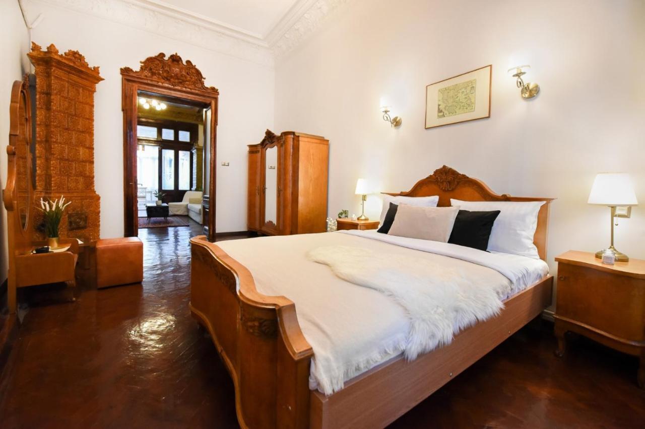 Historic Charm, Modern Comfort - Accommodation In The Heart Of The Old Town Bukarest Exterior foto